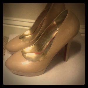 9.5 Tan Shoe Dazzle pumps!